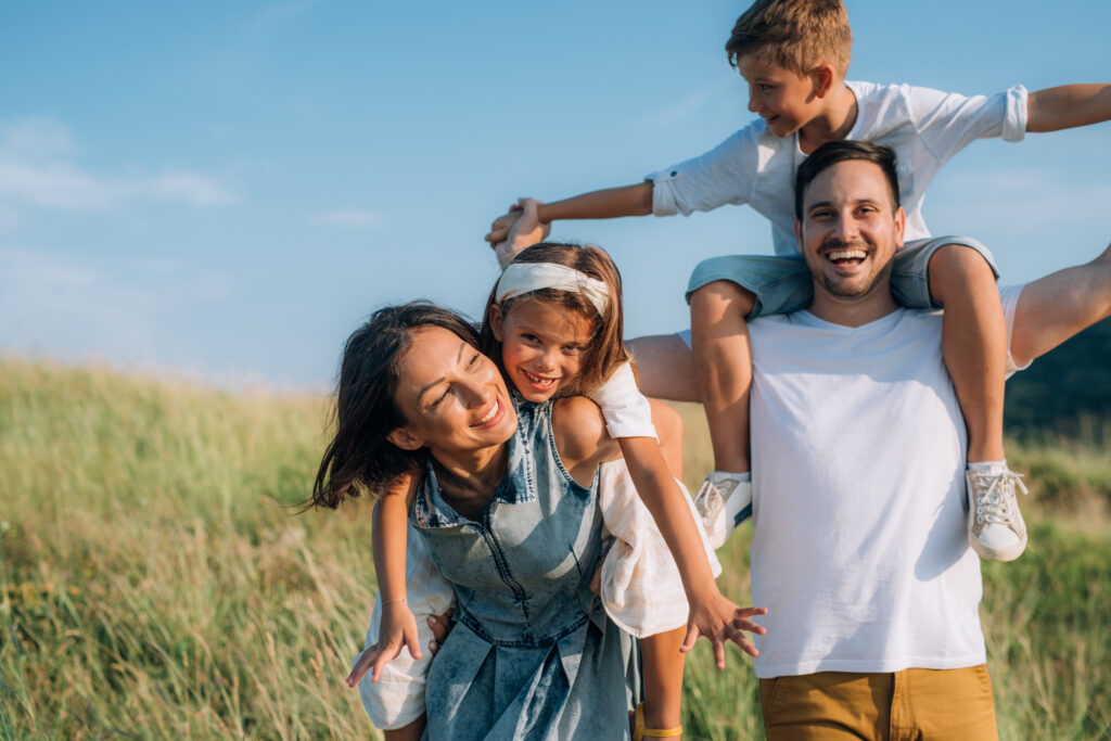 des parents et des enfants heureux