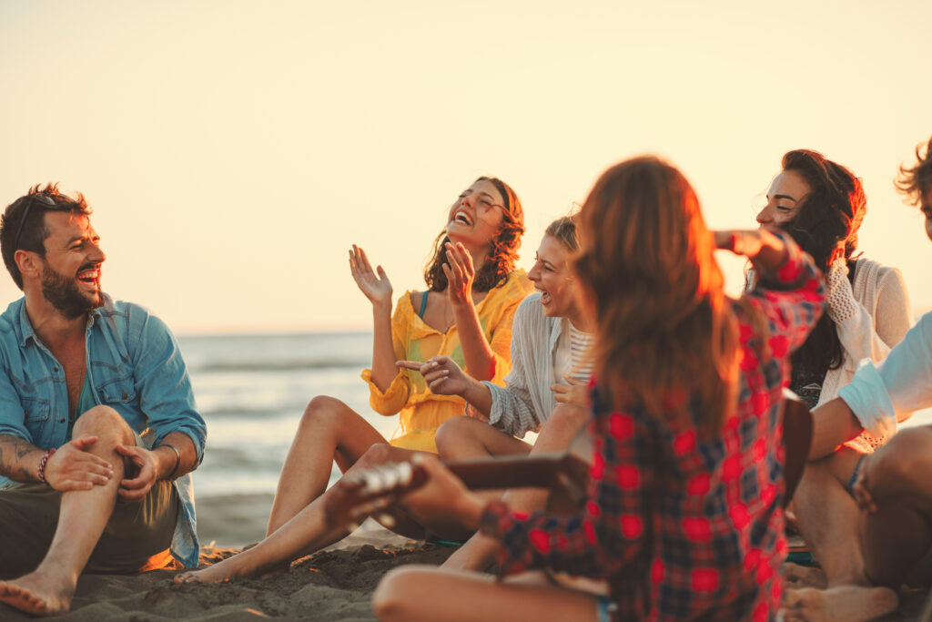 un entourage, un groupe d'amis à la plage, en train de rigoler