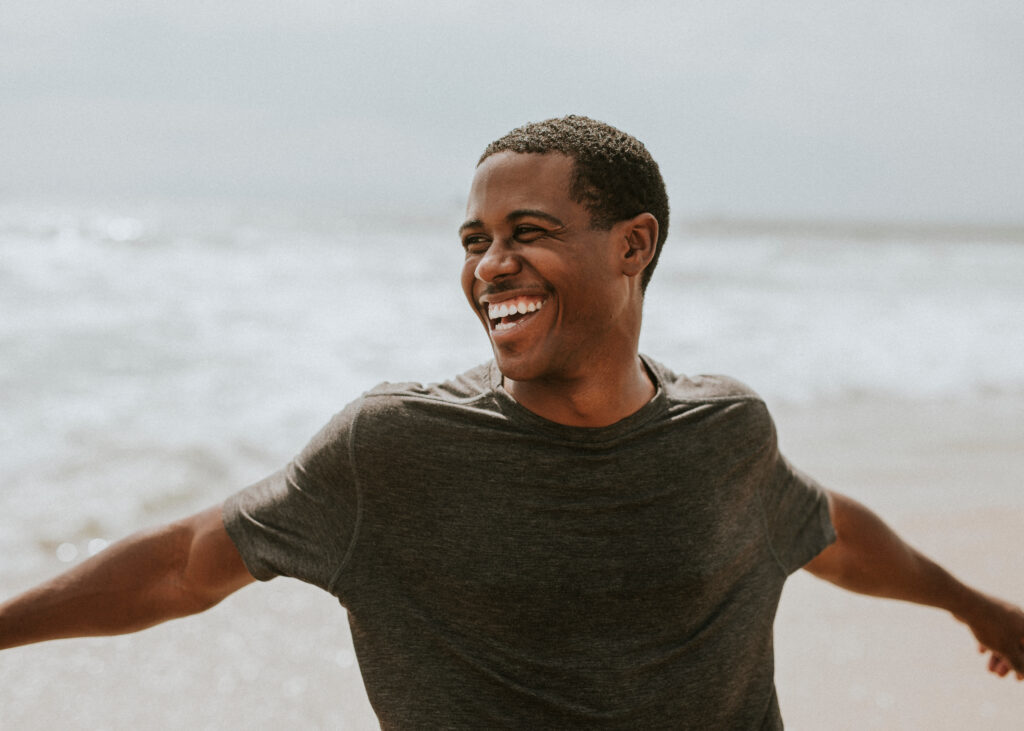 un homme heureux, avec de l'estime de soi, un grand sourire