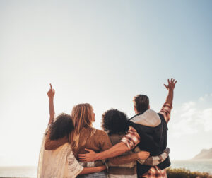 un entourage, des amis qui regardent vers l'horizon et sont heureux