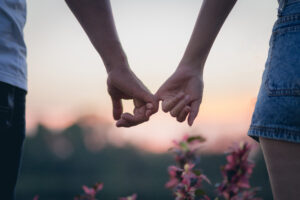 couple qui se tient la main. les 5 langages de l'amour