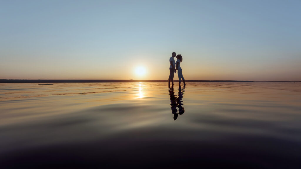 un couple sur la plage qui se tient dans les bras. les 5 langages de l'amour