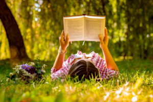 femme qui lit une livre dans la nature. Les livres à lire au moins une fois dans sa vie.
